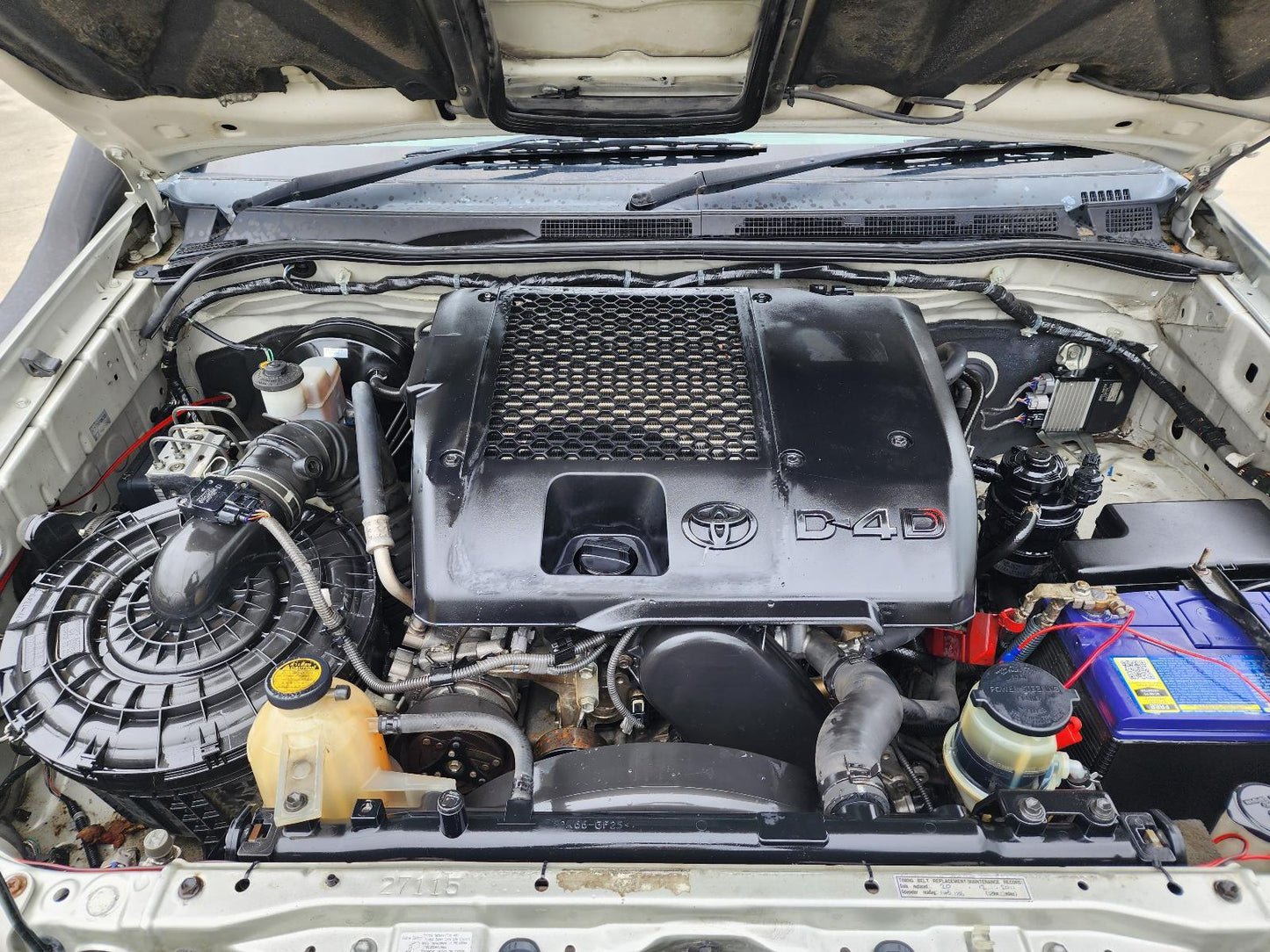 Now Wrecking: 2006 Toyota Hilux - Wreck Number: T102C