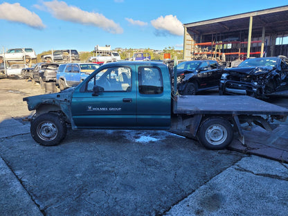 Now Wrecking: 2000 Hilux - A570T