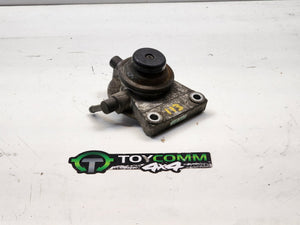 Oct 1983 to Sep 1997 - Toyota Hilux Diesel 2.2L 2.4L 2.8L Engine Code 2L Engine Code 3L - Fuel Filter Housing - Hand Primer Pump
