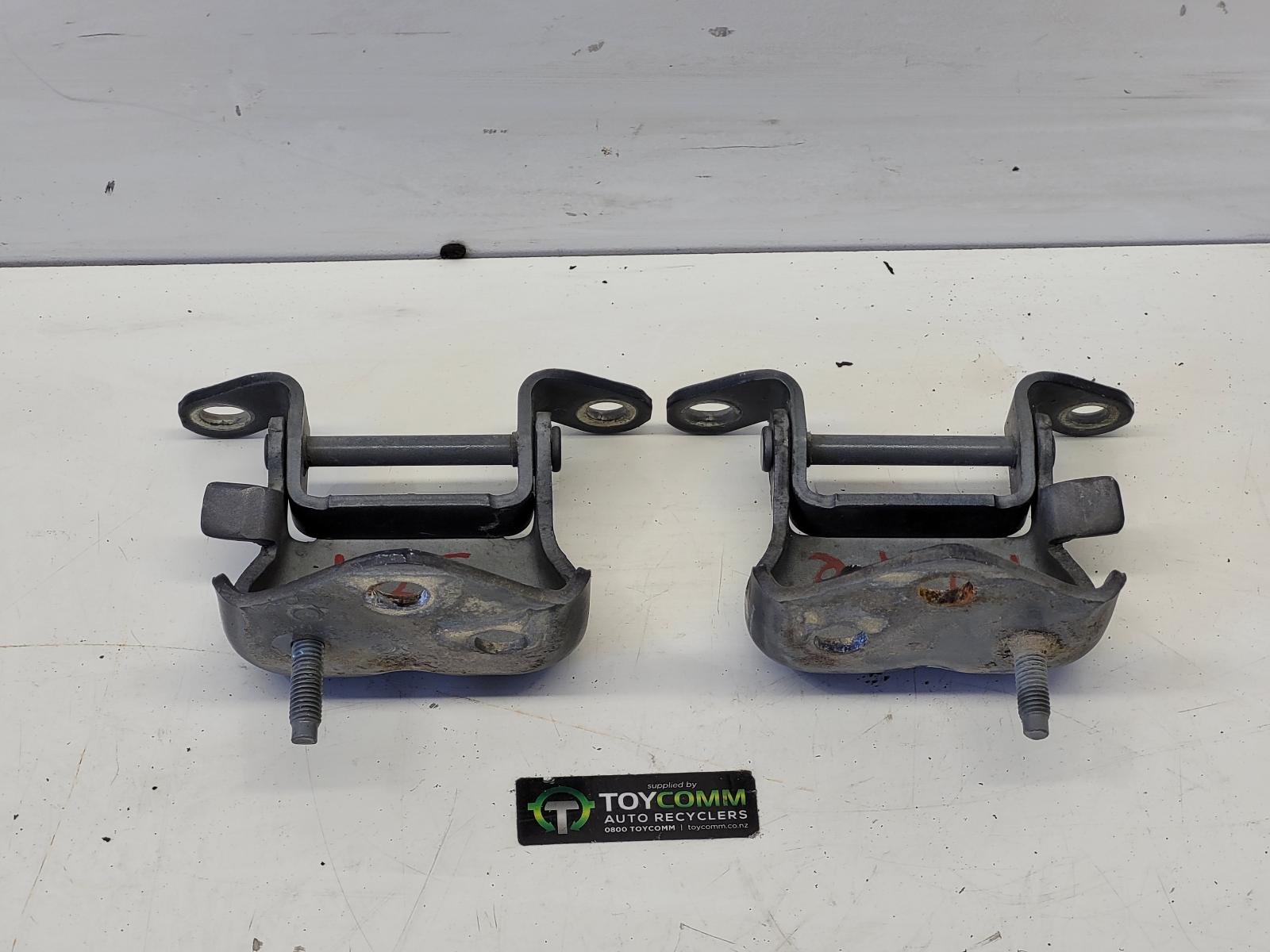 Apr 1998 to Oct 2007 - Toyota Land Cruiser 100 Series - Bootlid/Tailgate Hinge - Tailgate Hinges, Lower (Pair)