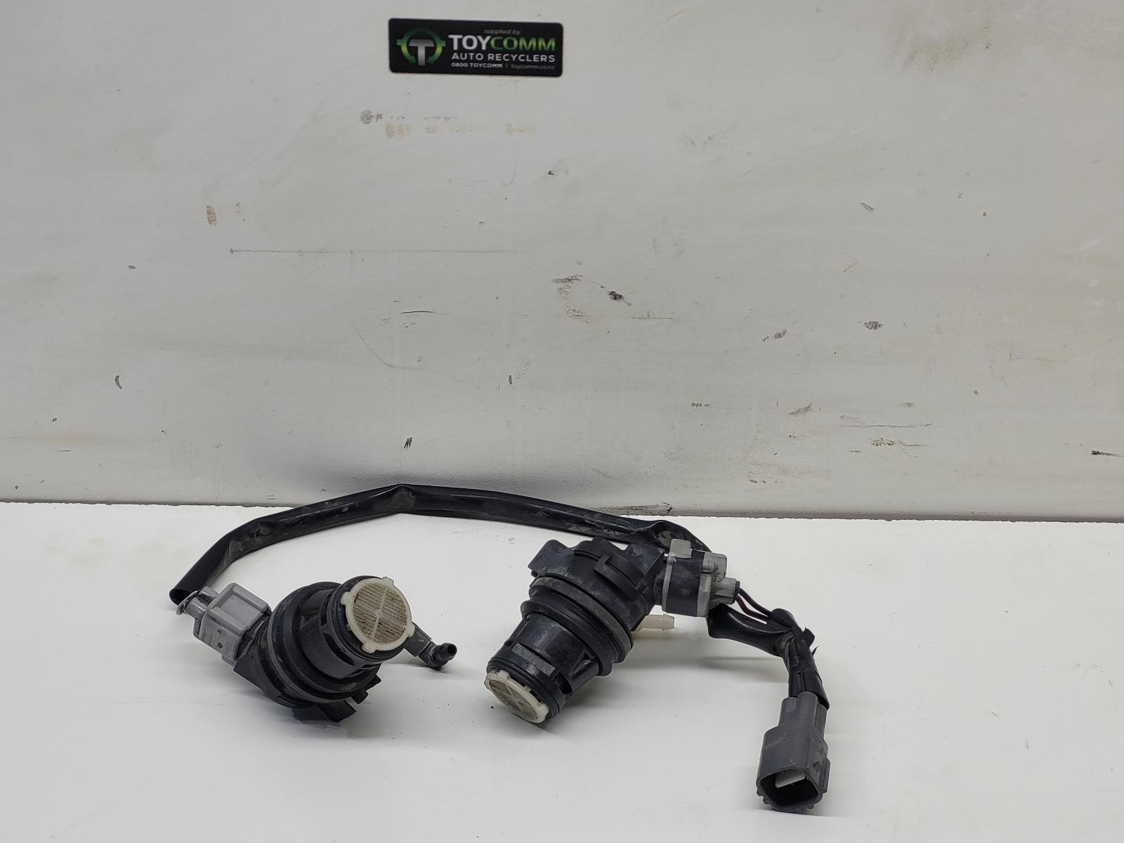 Feb 2003 to Oct 2009 - Toyota Land Cruiser Prado 120 Series - Washer Bottle