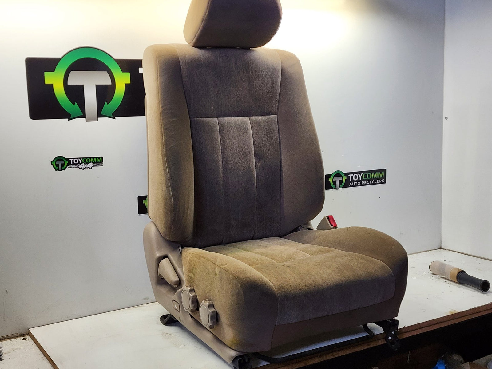Jan 1998 to Aug 2002 - Toyota Land Cruiser Imported - Right Front Seat - 101 Series, Bucket, Cloth, Beige, Trim Code Fg41