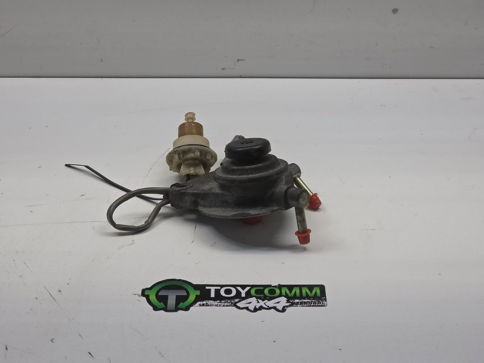 Oct 1983 to Sep 1997- Toyota Hilux Diesel 2.2L 2.4L 2.8L Engine Code 2L Engine Code 3L- Fuel Filter Housing- Hand Primer Pump